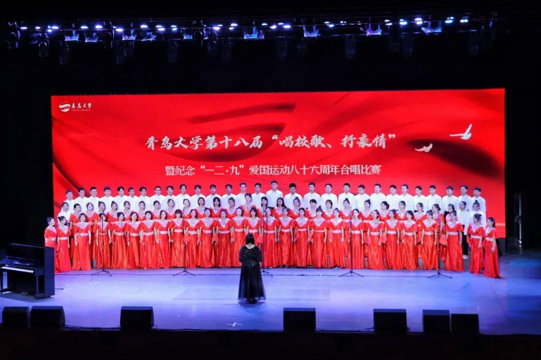 芬兰马丁塞尔 小熊幼崽专注吃鱼尽显呆萌